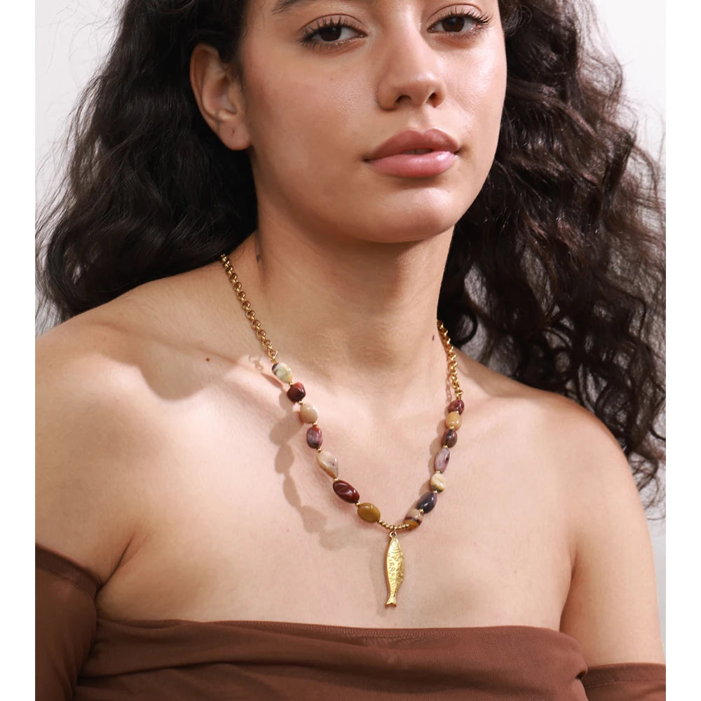 Natural stone beaded geometric necklace in gold-plated stainless steel with natural stone.