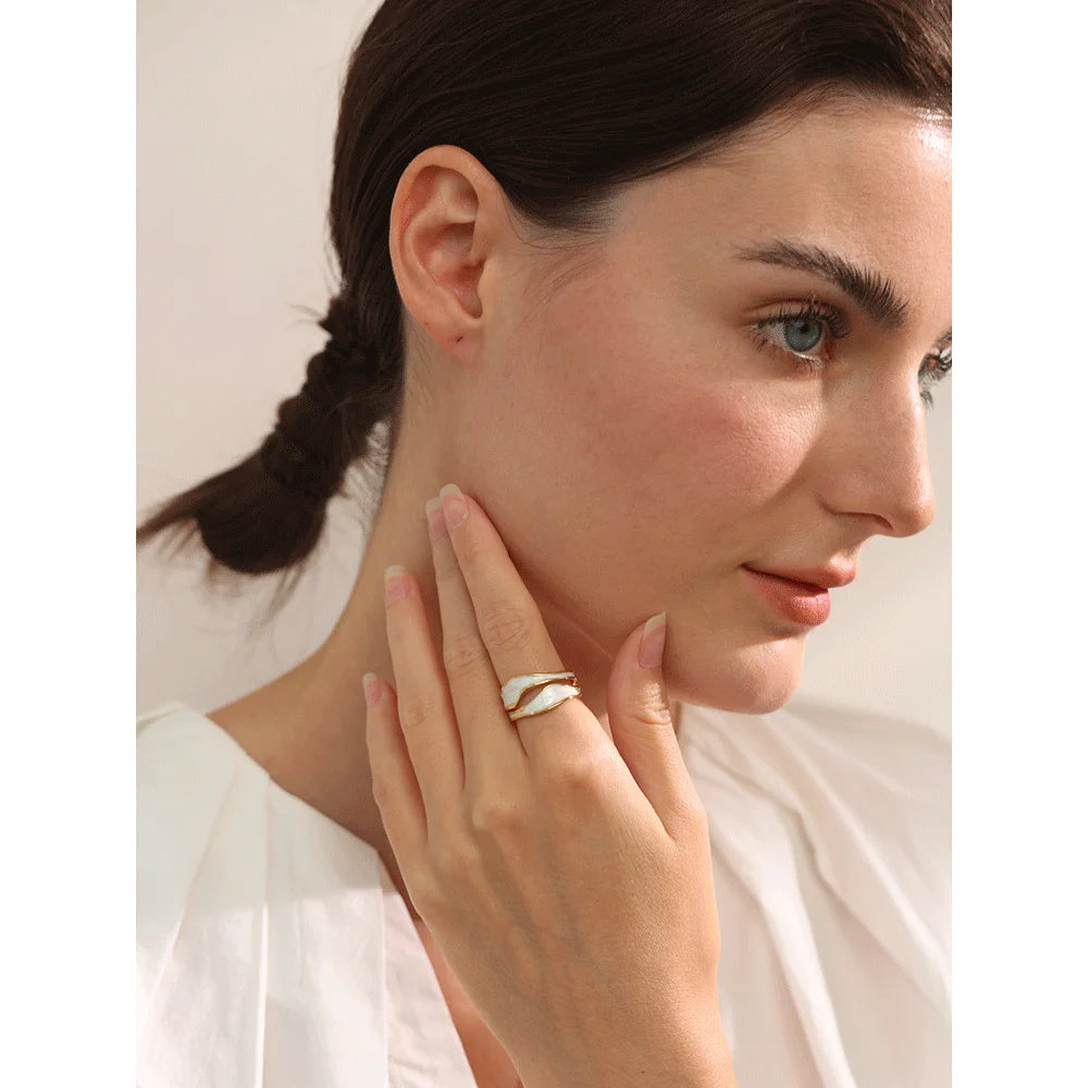White enamel geometric ring in 18K gold-plated stainless steel with enamel.