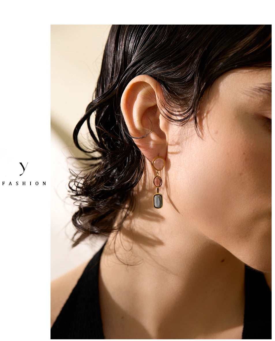 Natural stone geometric earrings in gold-plated 316L stainless steel with natural stone.