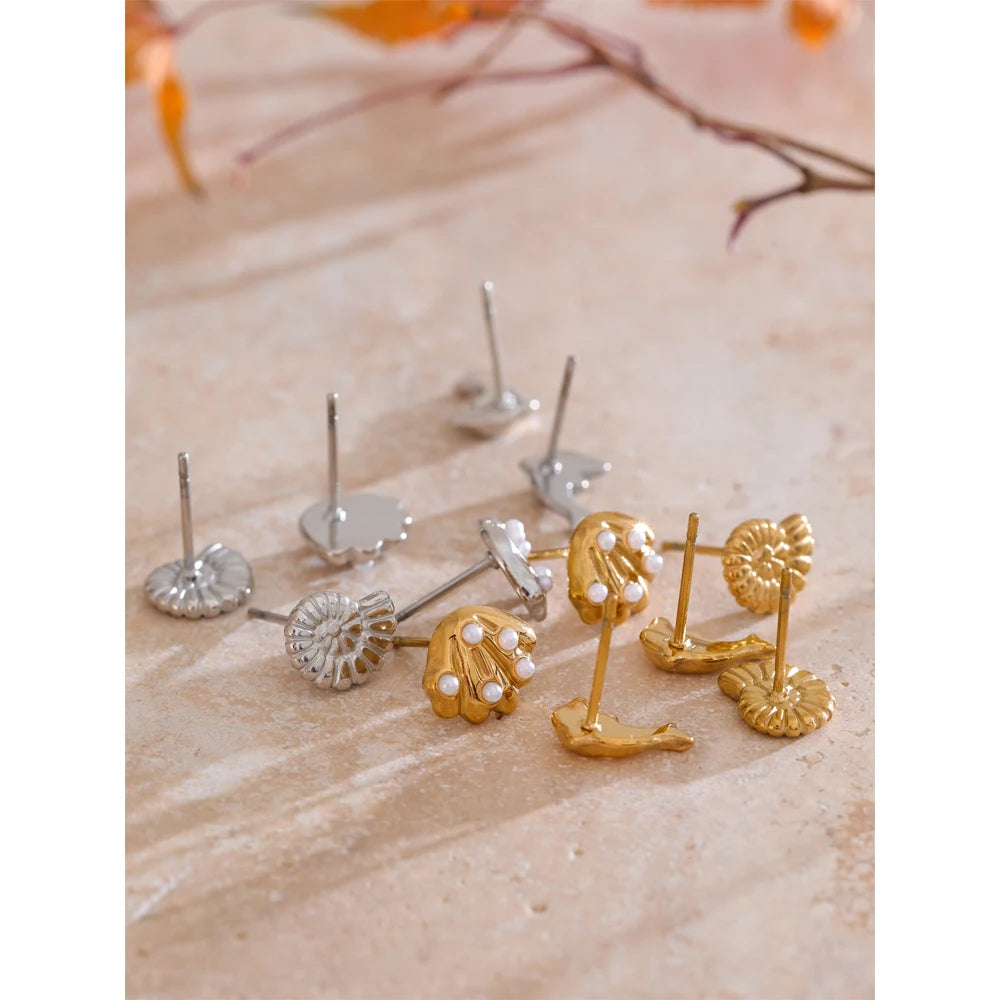 Pearl shell geometric earrings in gold-plated stainless steel with pearl and shell.