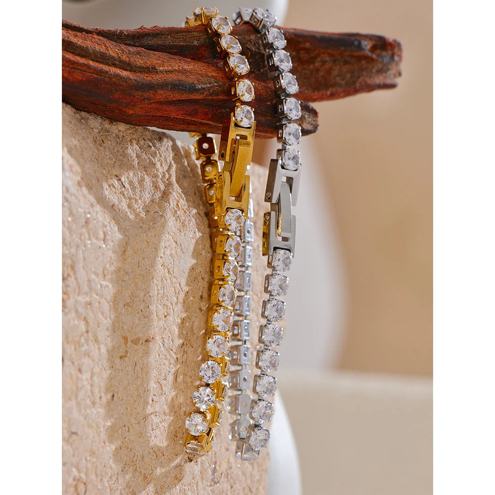 Cubic zirconia geometric chain necklace in gold-plated stainless steel with cubic zirconia.