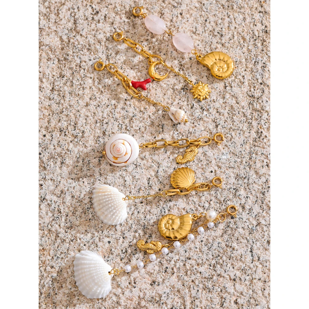 Shell star moon necklace in gold-plated stainless steel with shell.