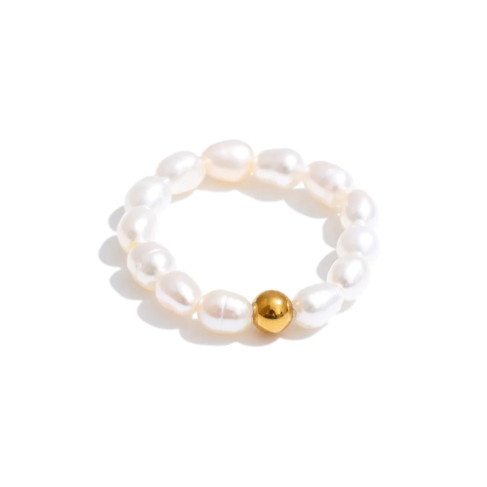 Freshwater pearl geometric ring in 18K gold-plated stainless steel with freshwater pearl.