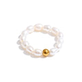Freshwater pearl geometric ring in 18K gold-plated stainless steel with freshwater pearl.