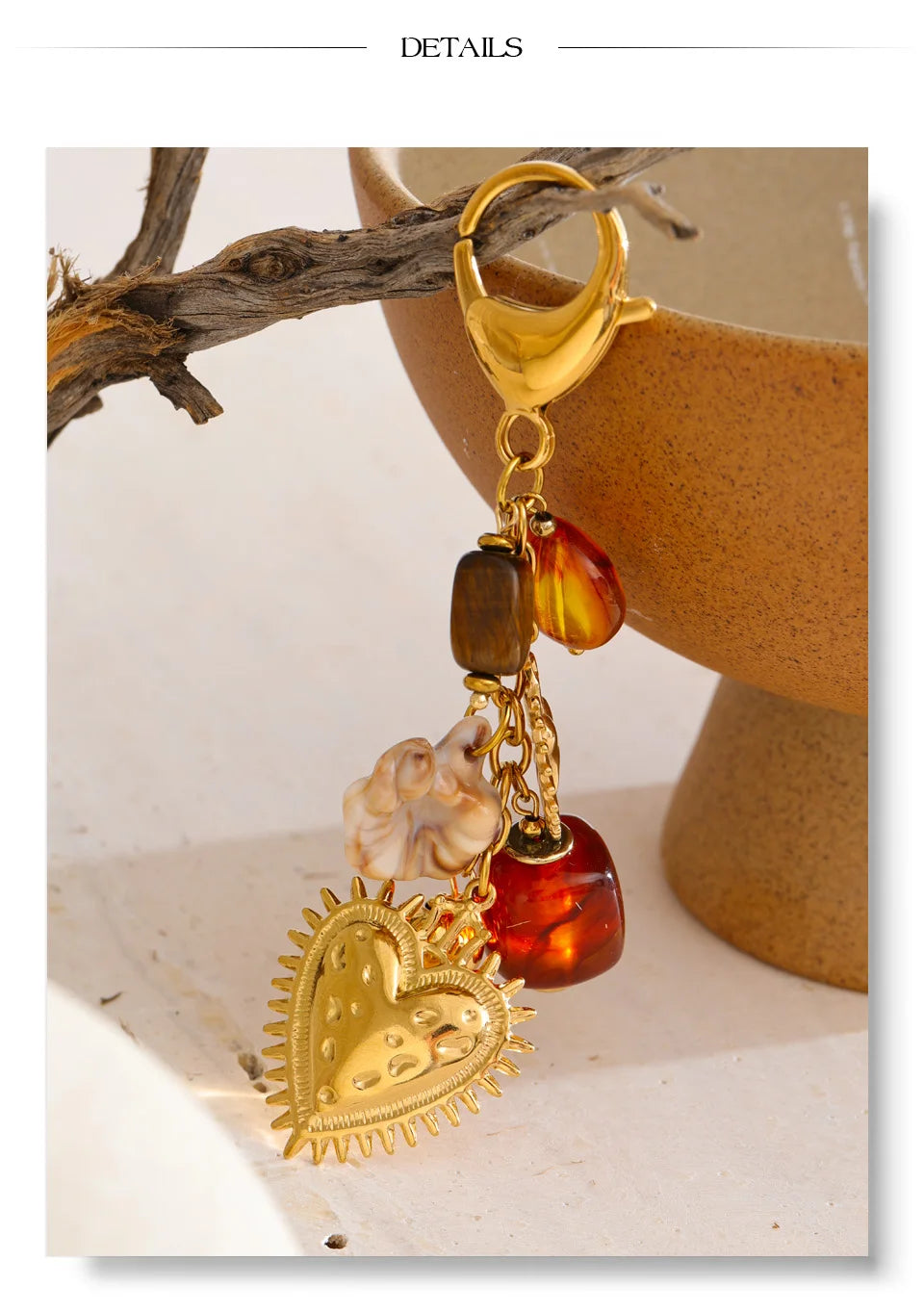 Resin heart chain necklace in gold-plated stainless steel with resin.