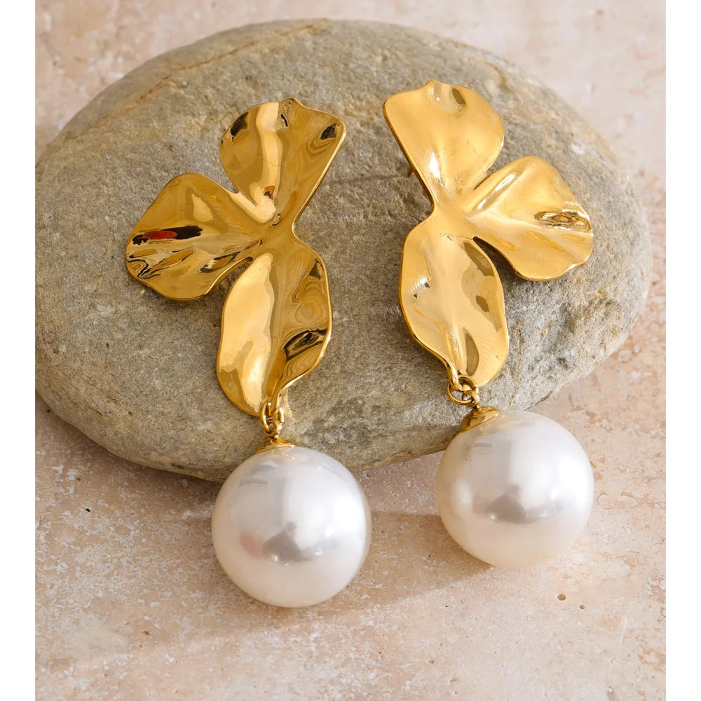 Pearl flower earrings in gold-plated stainless steel with pearl.