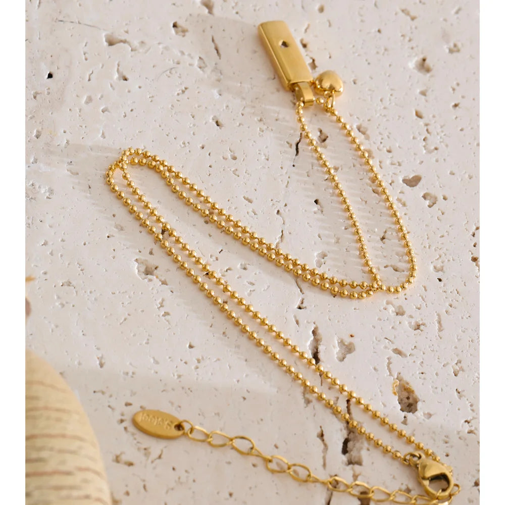 Cubic zirconia heart geometric necklace in gold-plated stainless steel with cubic zirconia.