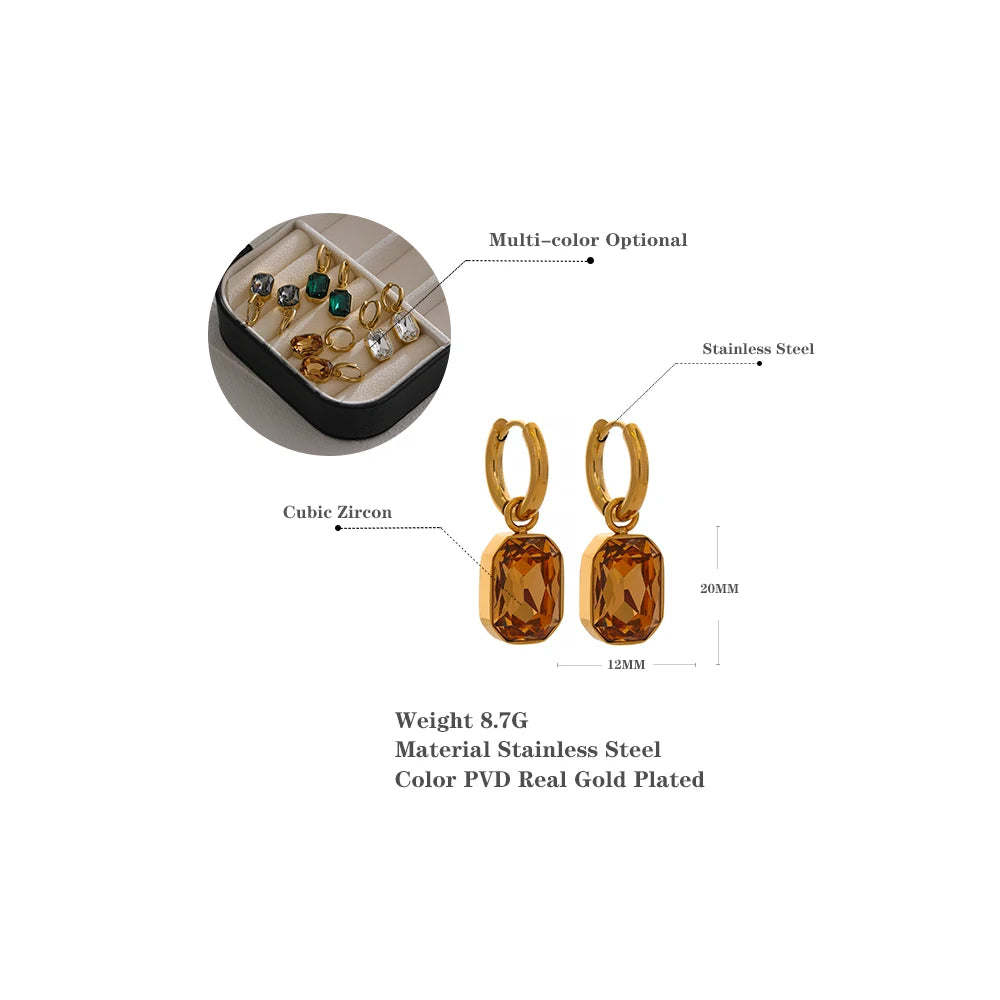 Green cubic zirconia geometric earrings in 18K gold-plated stainless steel with cubic zirconia.