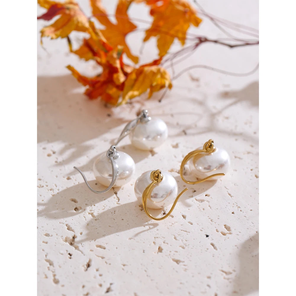 Pearl geometric earrings in gold-plated stainless steel with pearl.