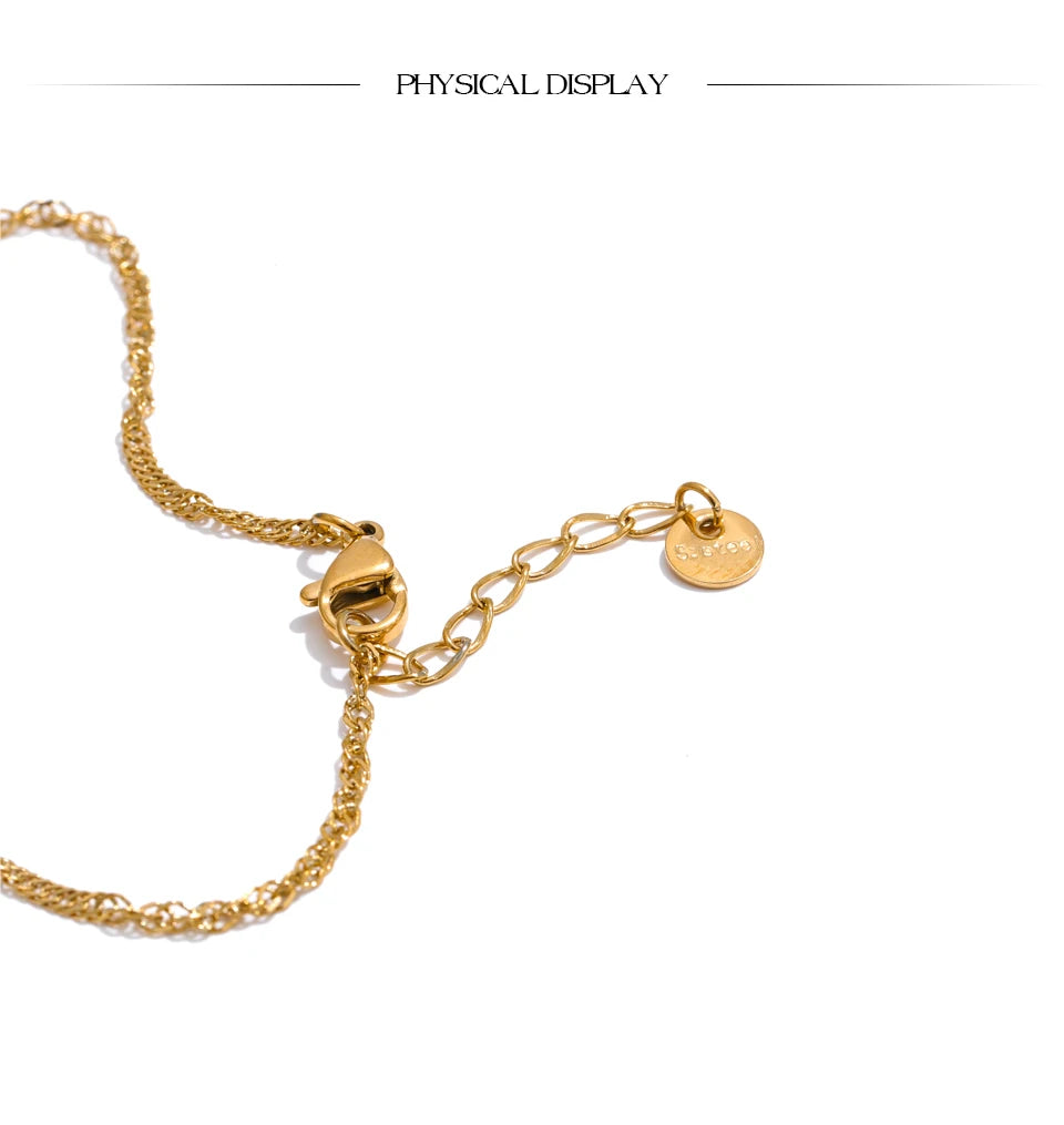 Minimalist geometric chain necklace in gold-plated stainless steel.