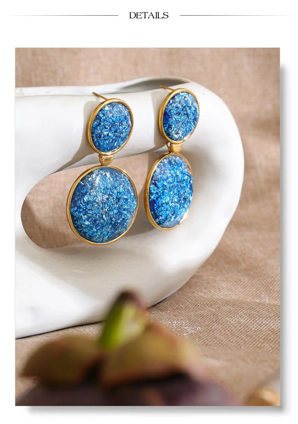 Resin geometric earrings in gold-plated stainless steel with resin.