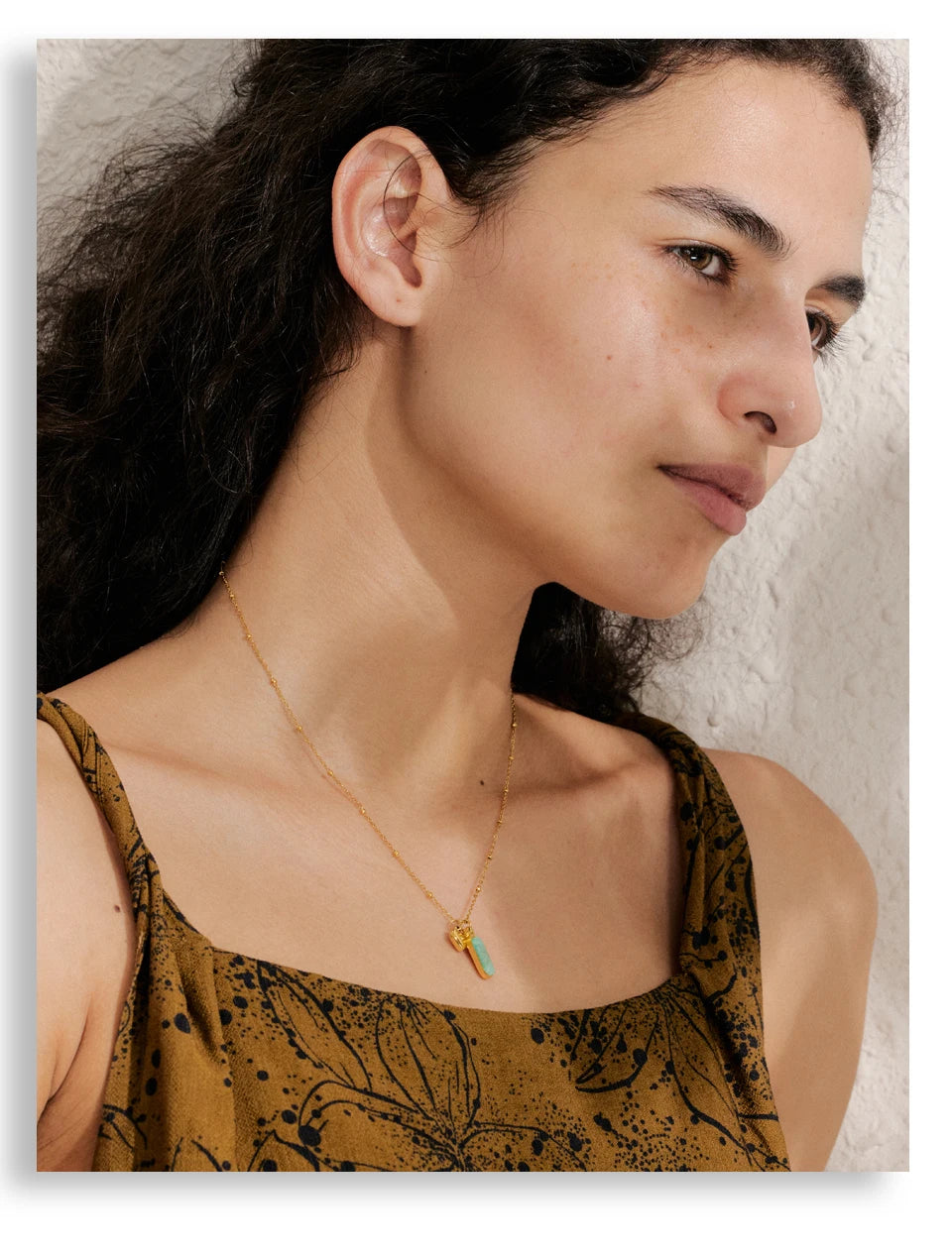 Natural stone heart geometric necklace in gold-plated stainless steel with natural stone.