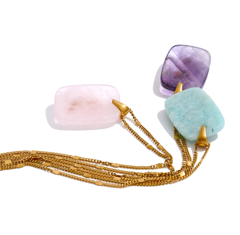 Pink natural stone star necklace in gold-plated stainless steel with natural stone.