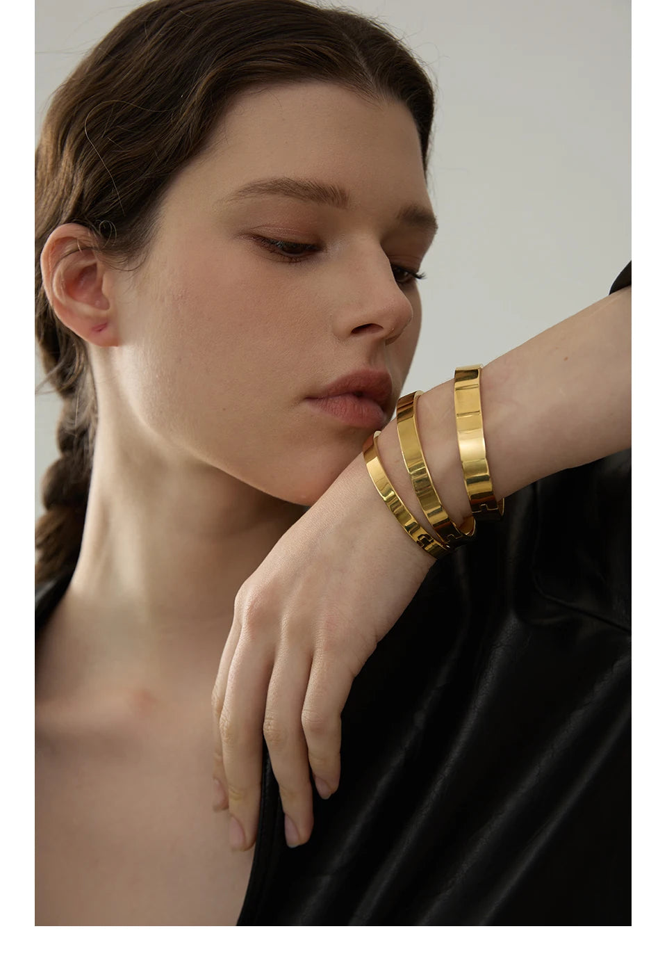 Geometric bracelet in gold-plated stainless steel.