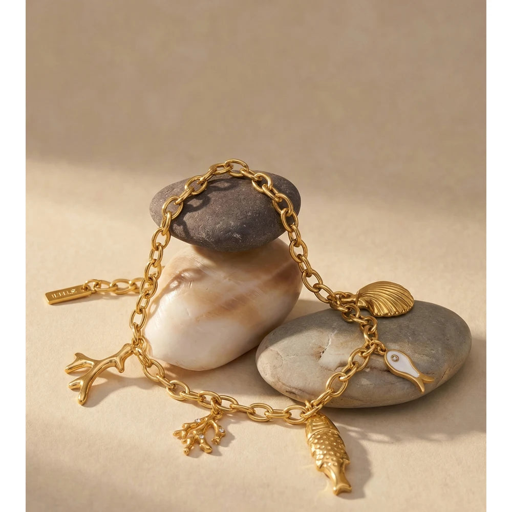Shell geometric chain necklace in gold-plated stainless steel with shell.