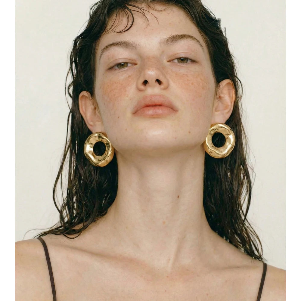 Minimalist geometric earrings in gold-plated stainless steel.