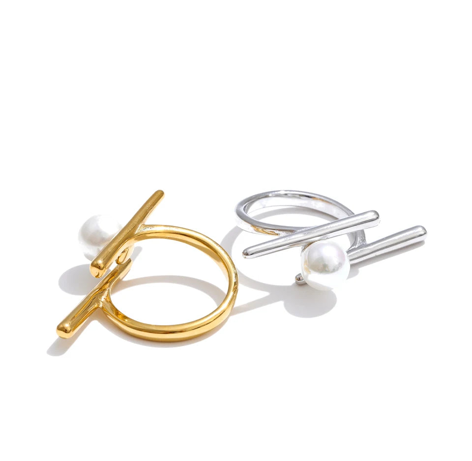 Pearl geometric ring in 18K gold-plated stainless steel with pearl.