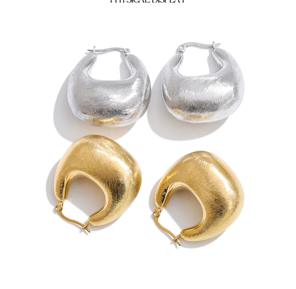 Geometric earrings in gold-plated stainless steel.