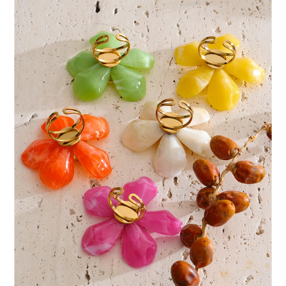 Resin flower ring in 18K gold-plated stainless steel with resin.