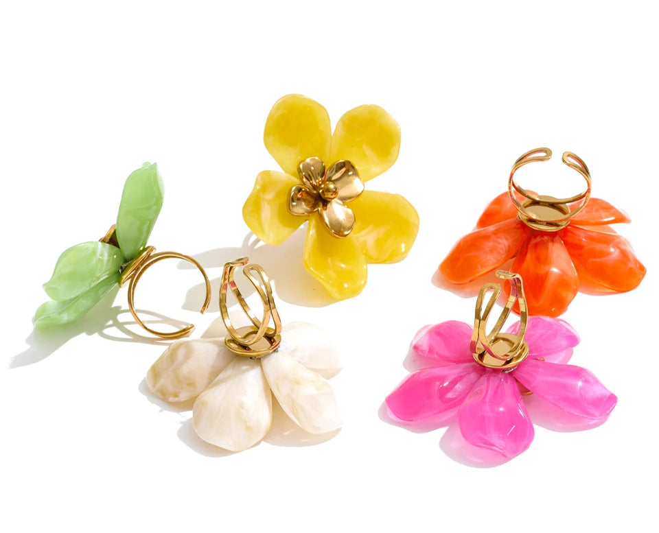 Resin flower ring in 18K gold-plated stainless steel with resin.