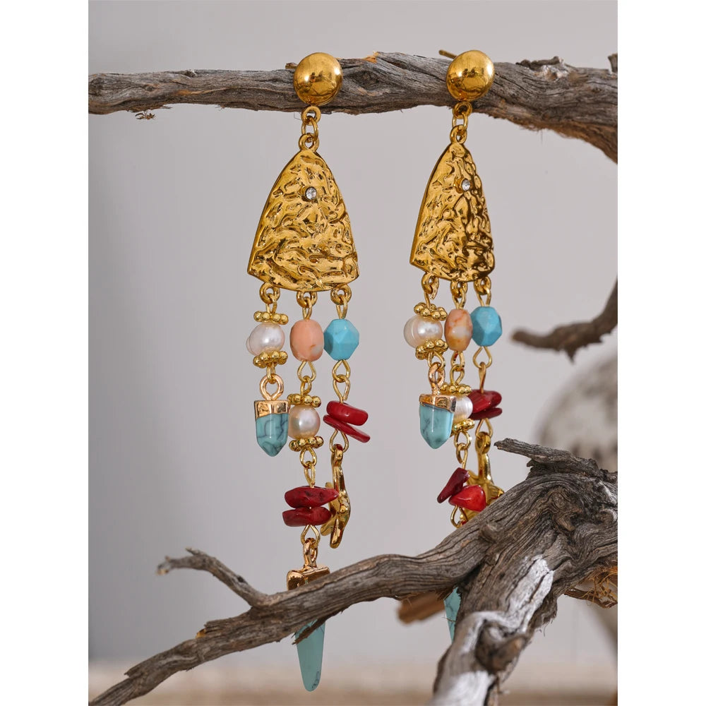 Freshwater pearl resin geometric earrings in gold-plated 316L stainless steel with freshwater pearl and resin.
