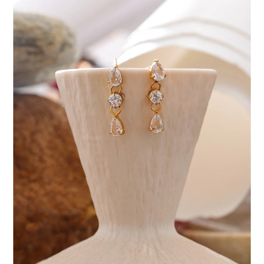 Cubic zirconia minimalist geometric earrings in gold-plated stainless steel with cubic zirconia.