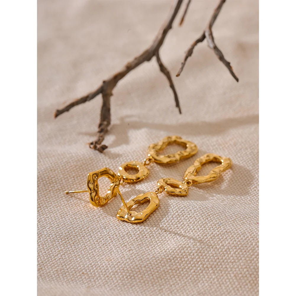 Geometric earrings in gold-plated 316L stainless steel.