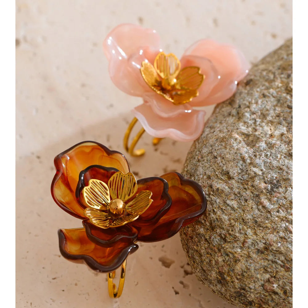 Resin flower ring in 18K gold-plated stainless steel with resin.