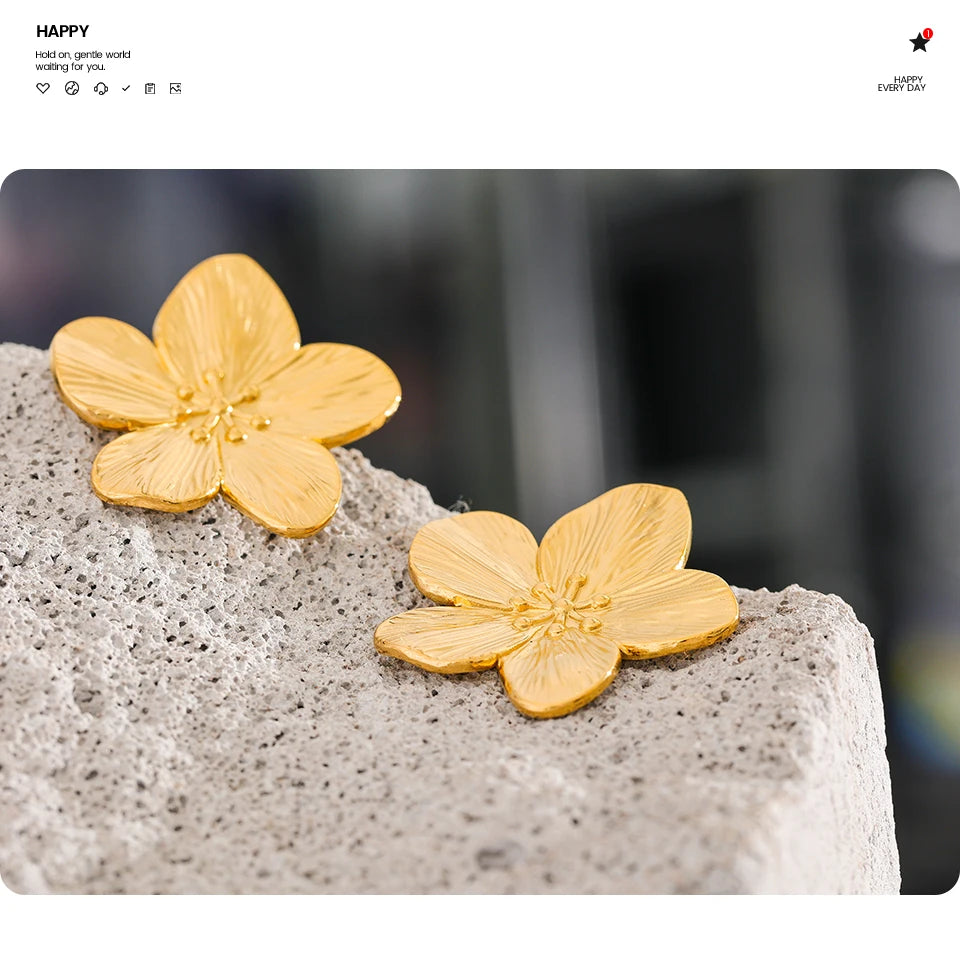 Flower vintage geometric earrings in gold-plated stainless steel.