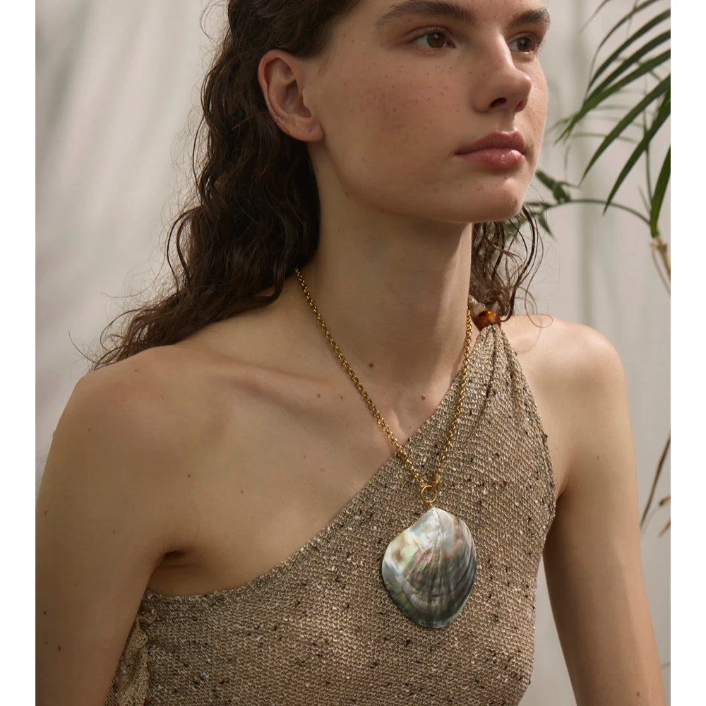 Pearl shell geometric necklace in gold-plated stainless steel with pearl and shell.