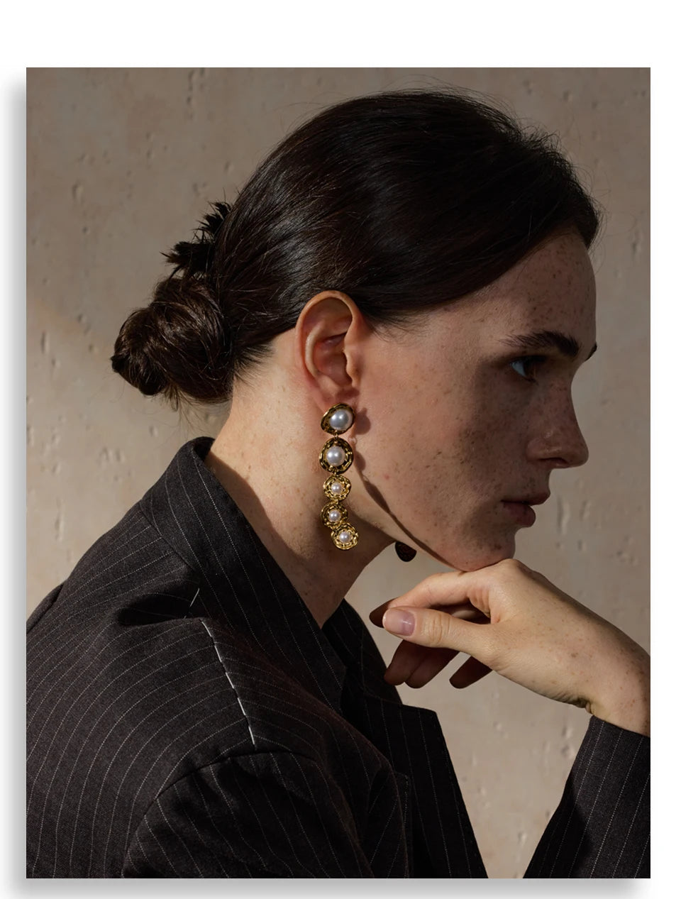 Pearl geometric earrings in gold-plated stainless steel with pearl.
