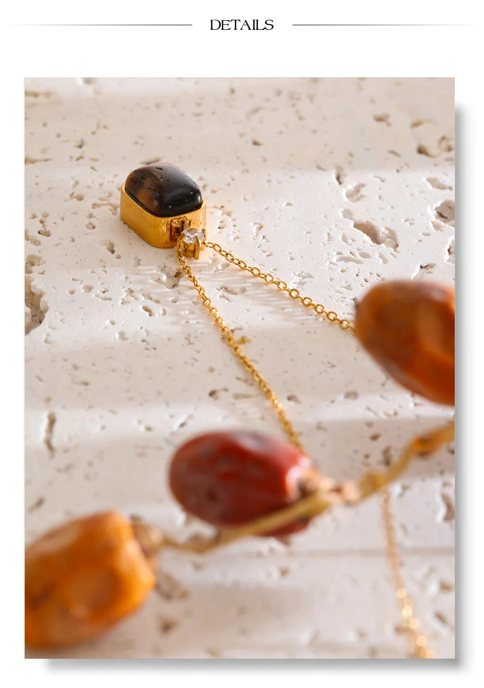 Natural stone geometric necklace in gold-plated stainless steel with natural stone.