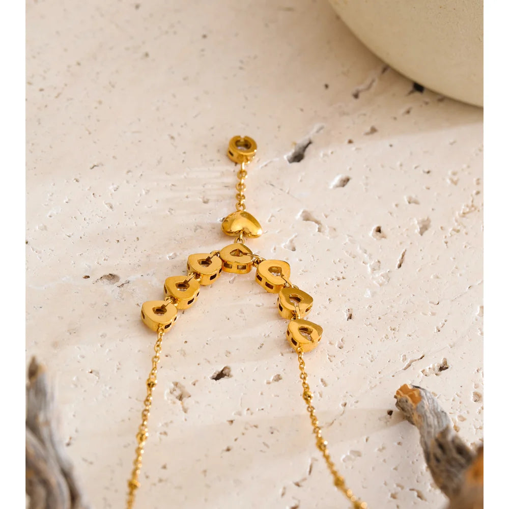 Cubic zirconia heart necklace in gold-plated stainless steel with cubic zirconia.