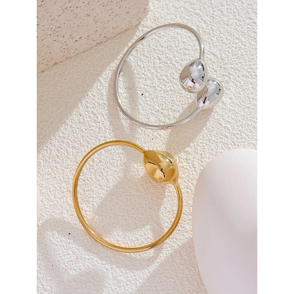 Geometric bracelet in gold-plated stainless steel.