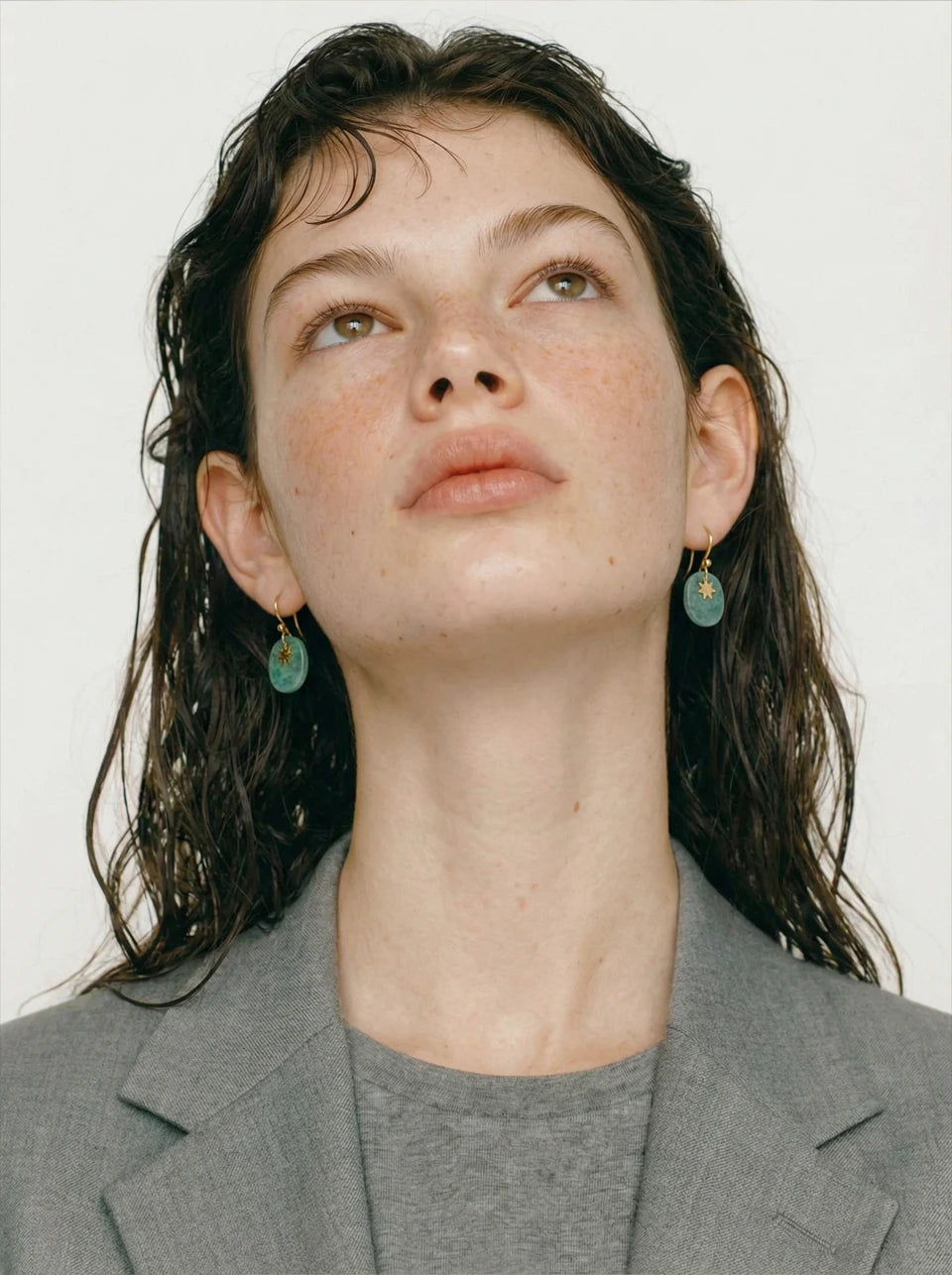 Natural stone geometric earrings in gold-plated stainless steel with natural stone.