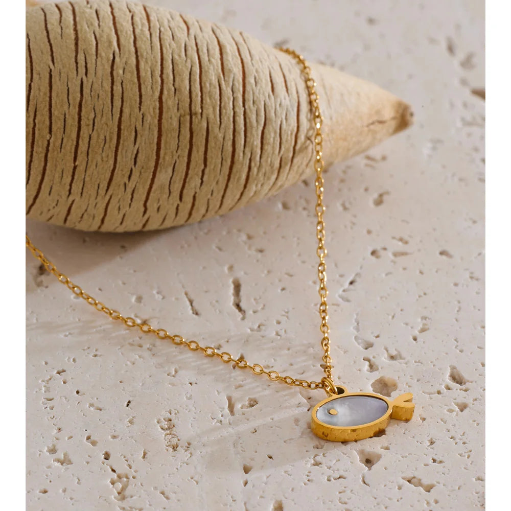 Shell geometric necklace in gold-plated stainless steel with shell.