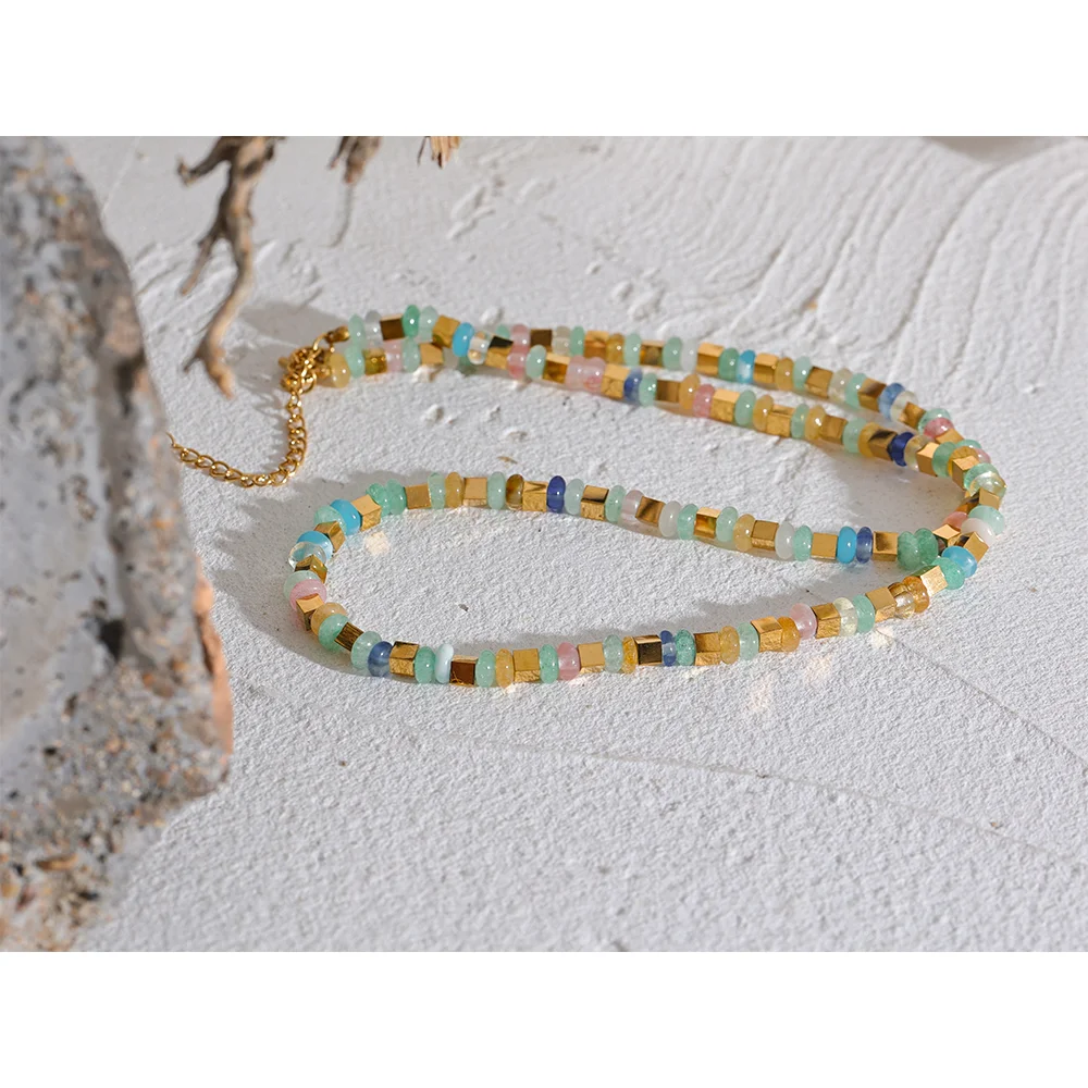 Natural stone beaded geometric necklace in gold-plated stainless steel with natural stone.