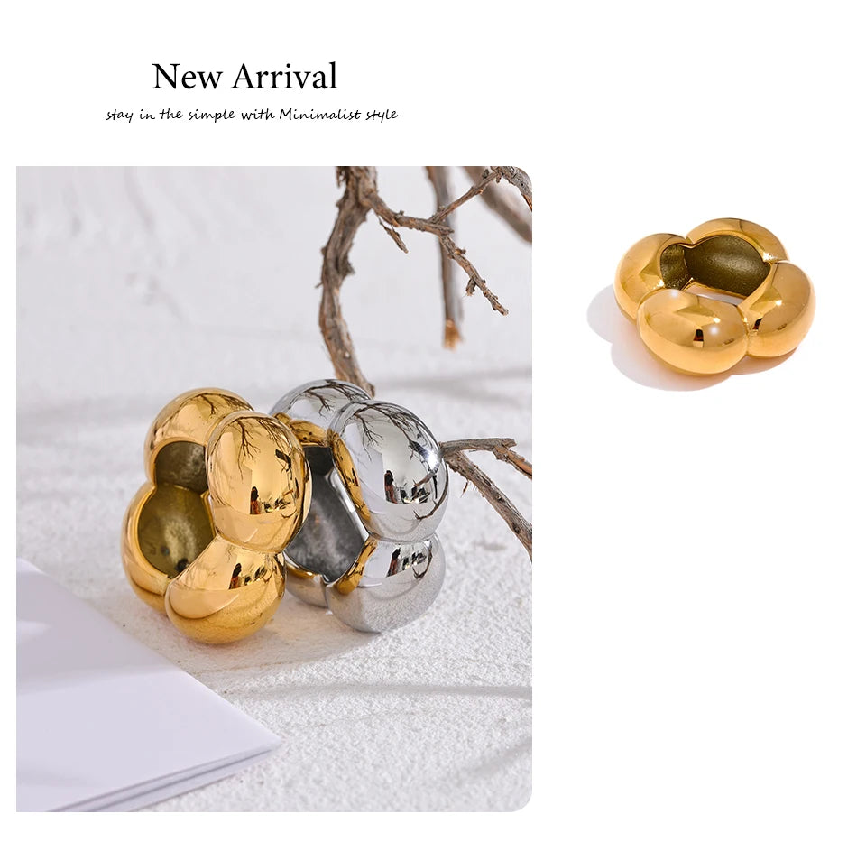 Flower geometric ring in 18K gold-plated 316L stainless steel.
