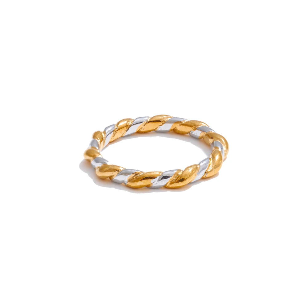 Minimalist geometric ring in 18K gold-plated stainless steel.