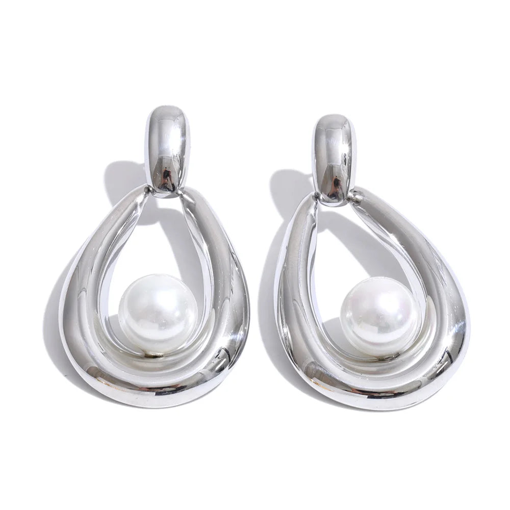 Pearl geometric earrings in gold-plated stainless steel with pearl.