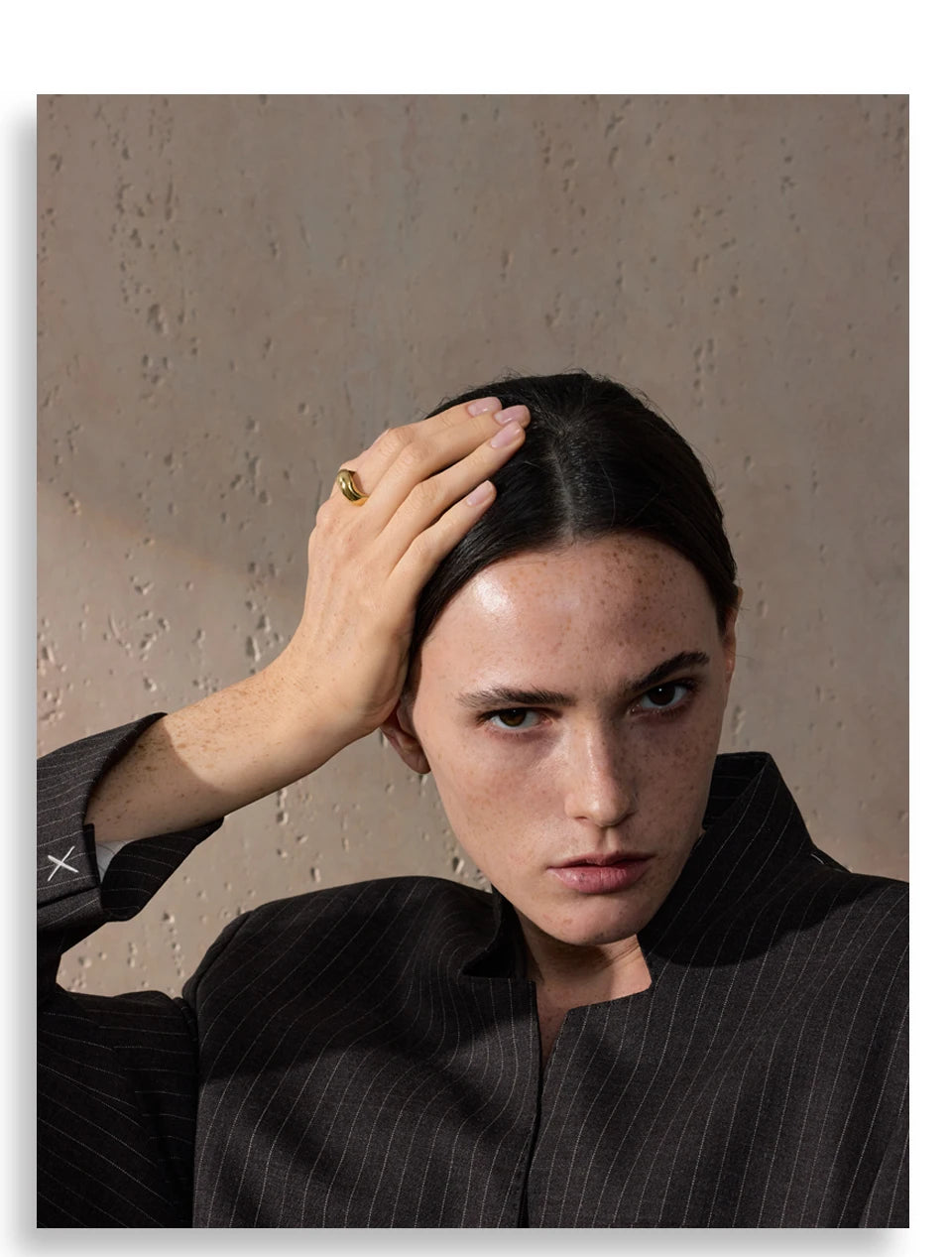 Minimalist geometric ring in 18K gold-plated stainless steel.