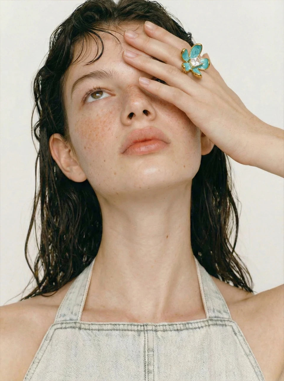 Cubic zirconia enamel flower ring in gold-plated stainless steel with cubic zirconia and enamel.