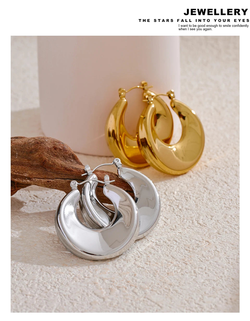 Minimalist geometric earrings in gold-plated stainless steel.