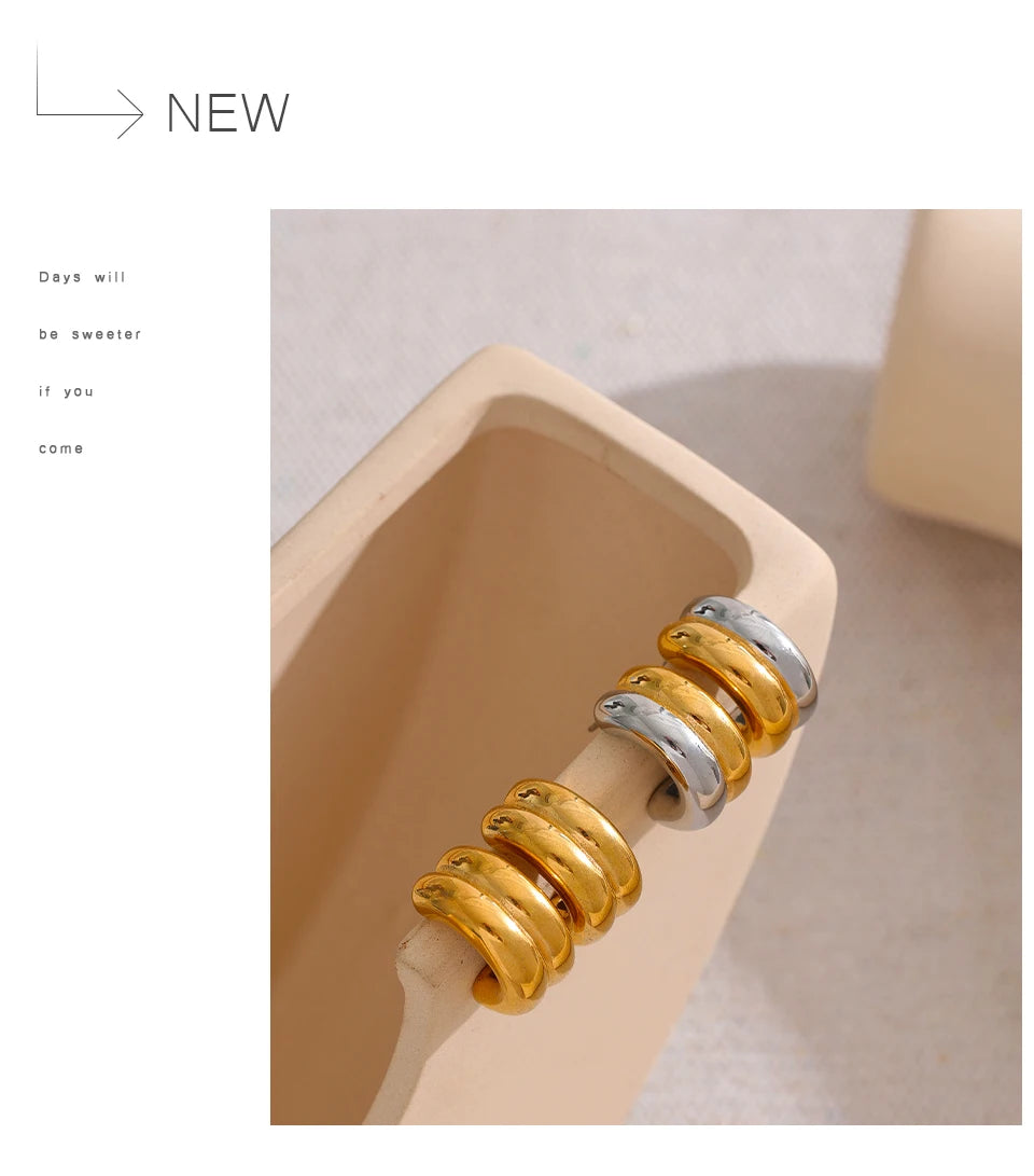 Minimalist geometric earrings in gold-plated stainless steel.
