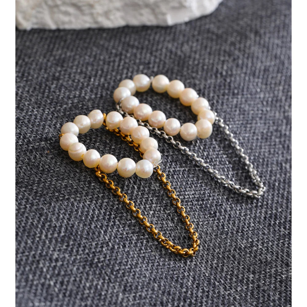 Freshwater pearl geometric necklace in 18K gold-plated stainless steel with freshwater pearl.