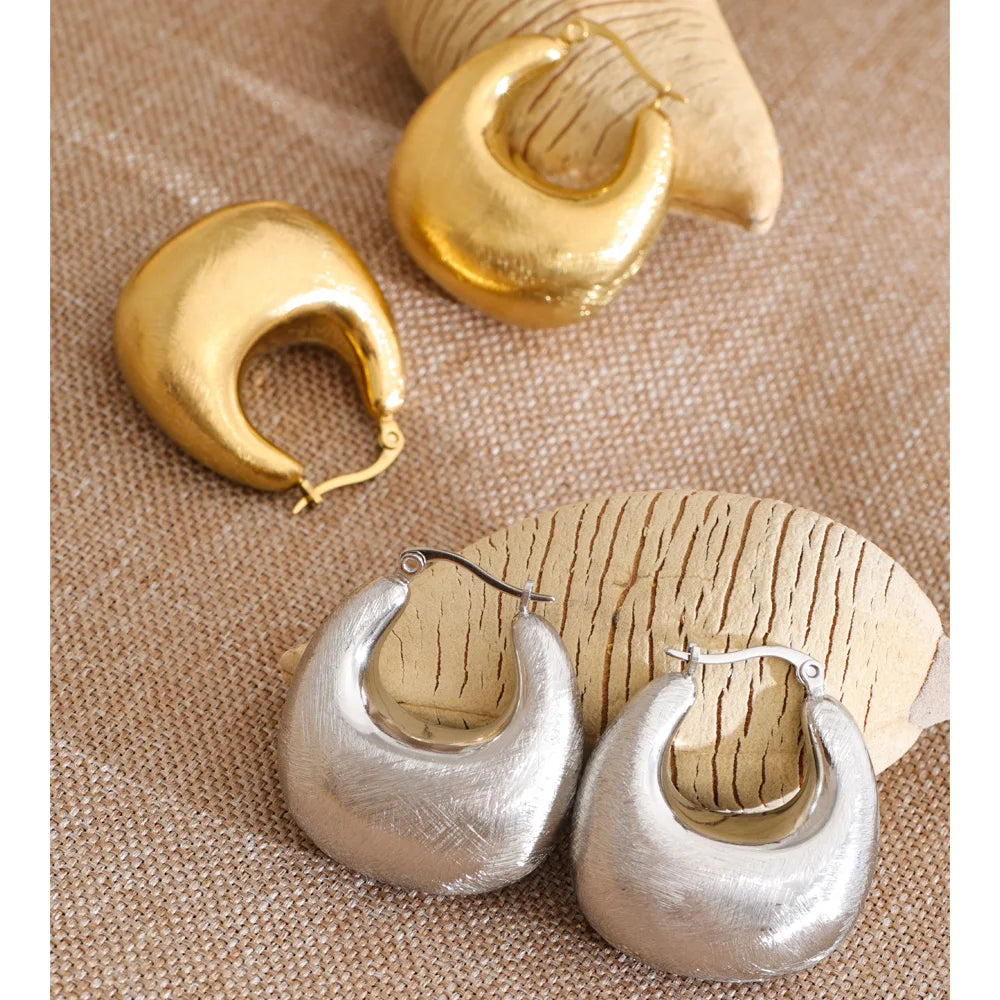 Geometric earrings in gold-plated stainless steel.