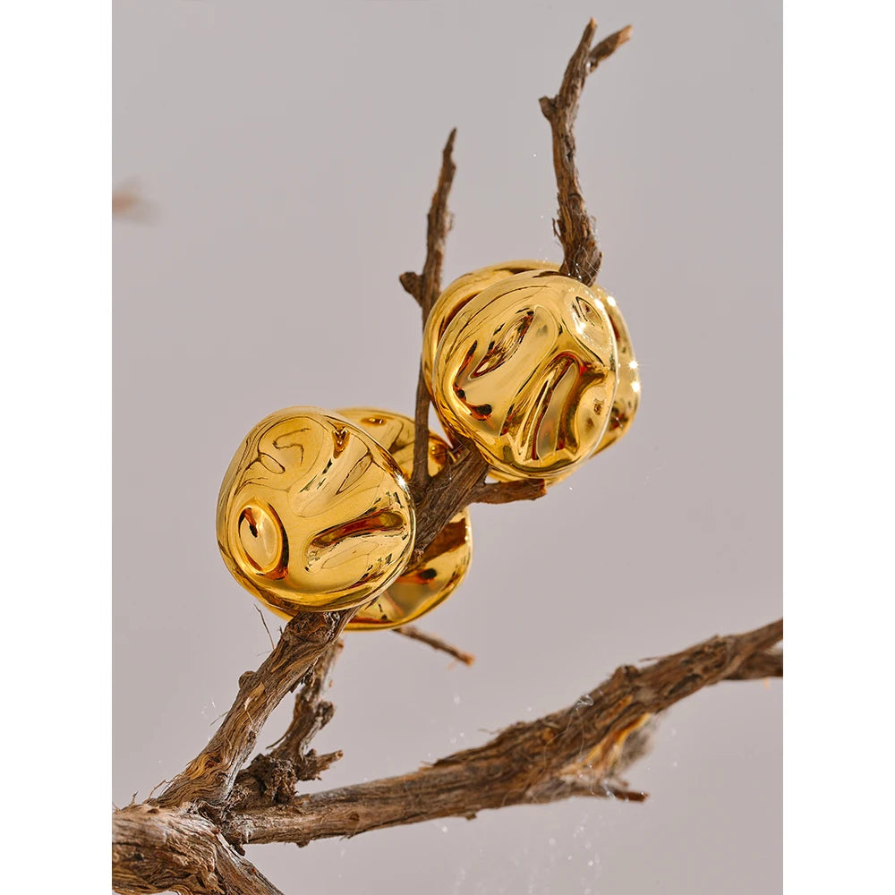 Hammered geometric earrings in gold-plated stainless steel.