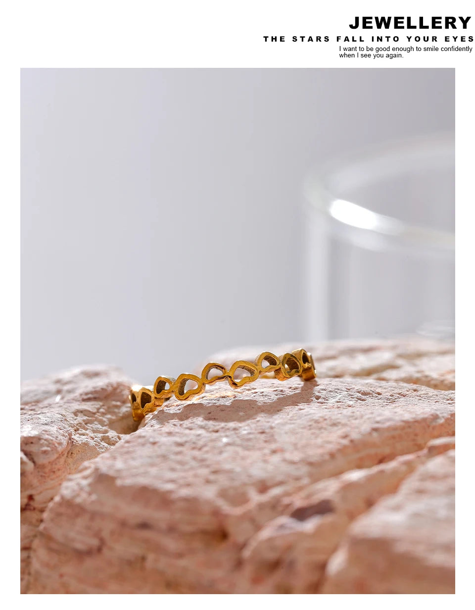 Heart minimalist ring in 18K gold-plated stainless steel.