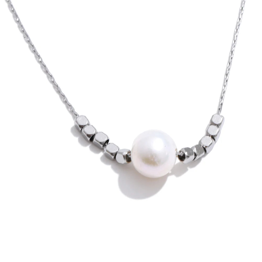 Freshwater pearl geometric necklace in gold-plated stainless steel with freshwater pearl.