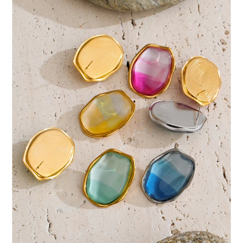 Resin multi-color geometric earrings in gold-plated stainless steel with resin.